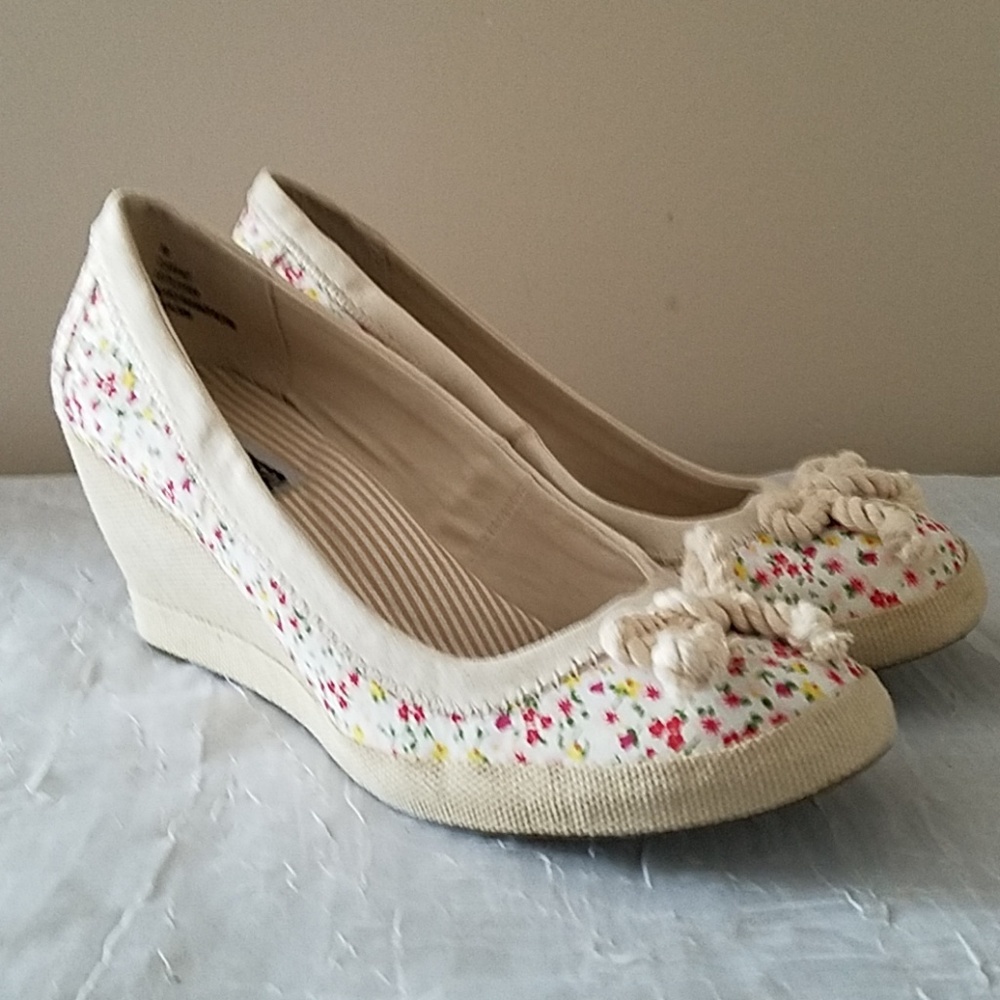 UNR8ED Canvas Wedge "CLAMBAKE" Floral  NWOT